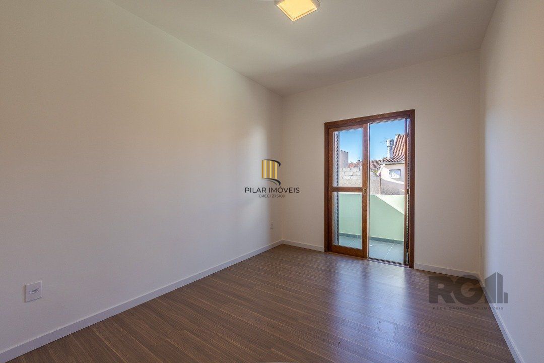 Casa 103m² - 3 dormitórios, 1 suíte, piscina, 2 vagas no bairro Hípica