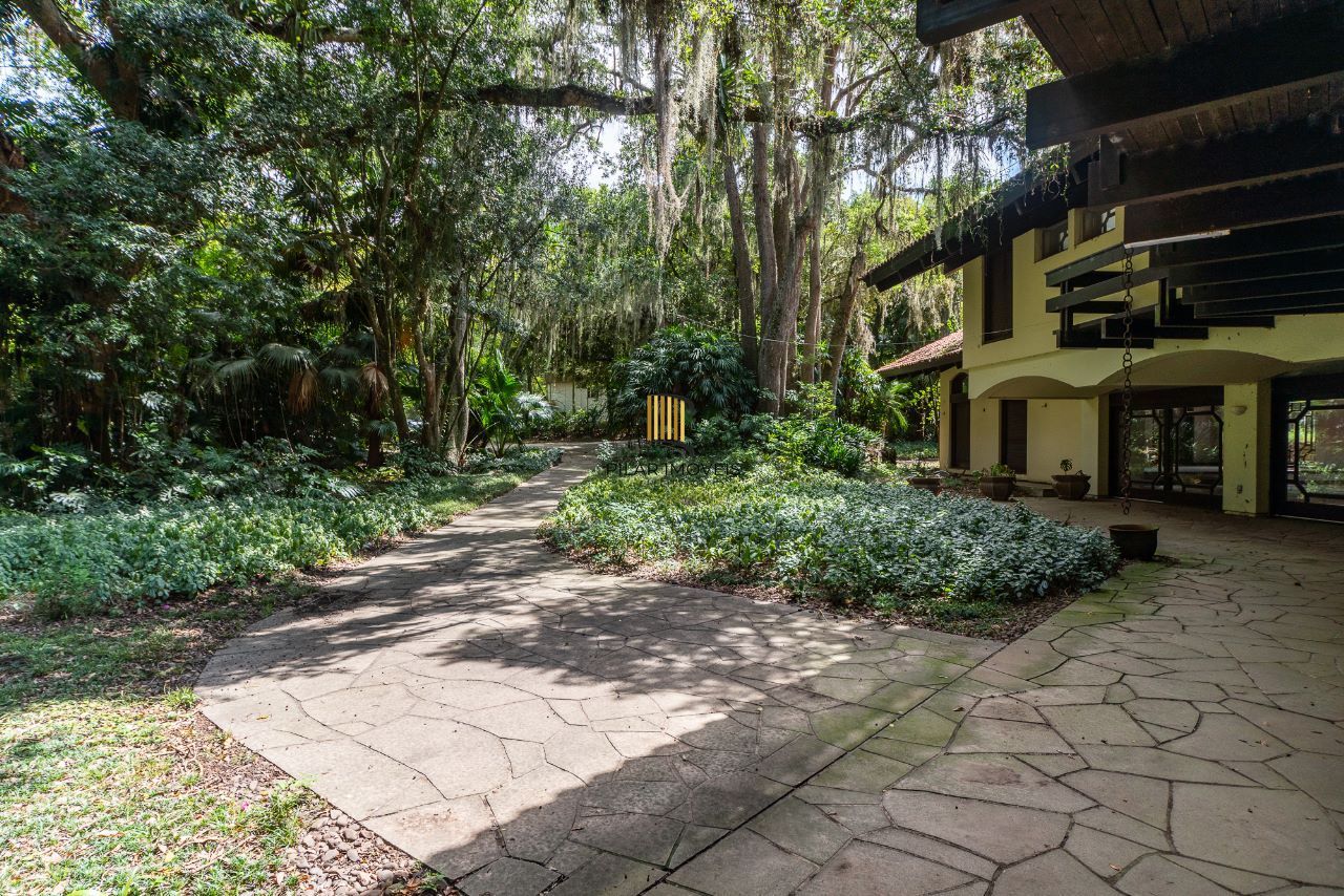 Casa à venda com1981m², 13 dormitórios, 4 suítes, 30 vagas, terreno de 1,2 hectares, no bairro Pedra Redonda em Porto Alegre
