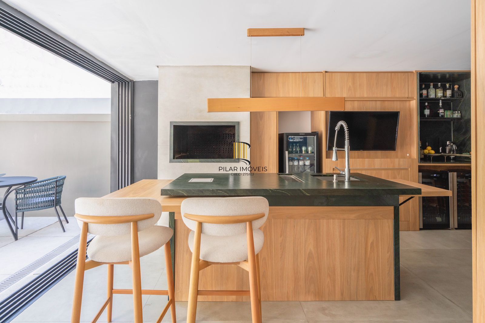 Casa com 3 suítes amplas, além de uma sala generoso com lareira e 2 vagas de garagem.