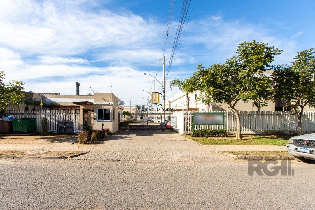 Casa em condomínio,  possui 2 dormitórios, sala para 2 ambientes e 1 vaga.