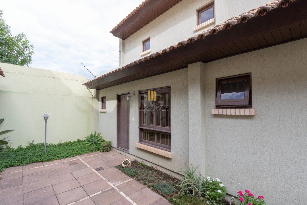 Casa de Condomínio 3 dormitórios no bairro Camaquã