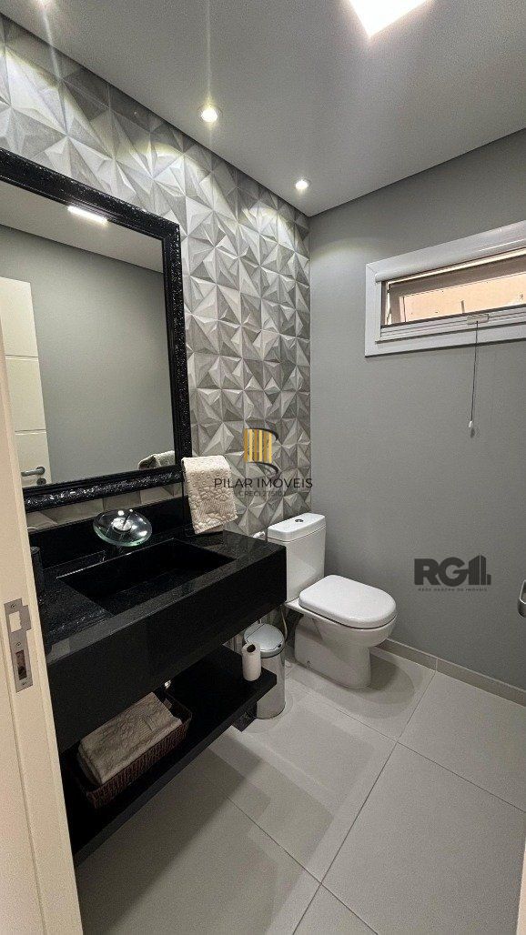 Casa em condomínio com 4 suítes, 4 vagas de garagem, pátio com piscina