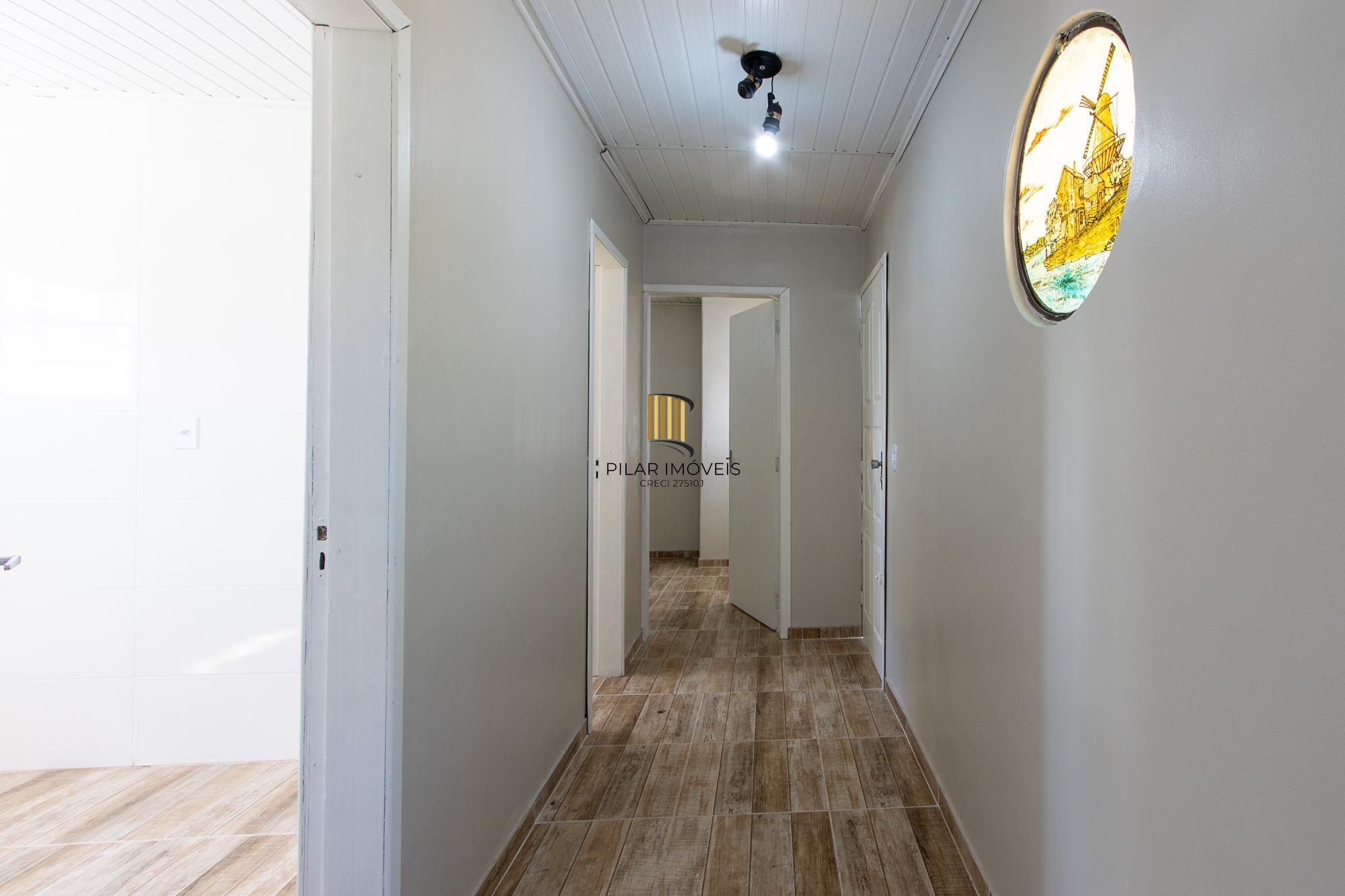 Casa de alvenaria, com 3 quartos, 1 suíte e 3 vagas de garagem.