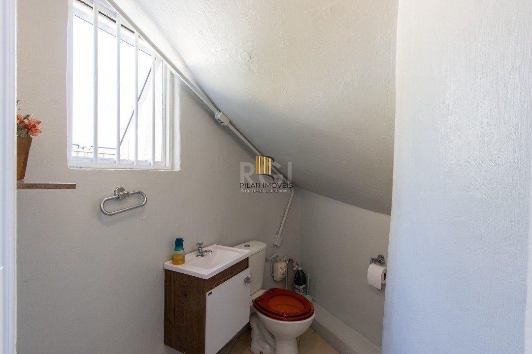 Sobrado à venda no Bairro Medianeira, reformado, 3 quartos, lareira, churrasqueira, 3 vagas