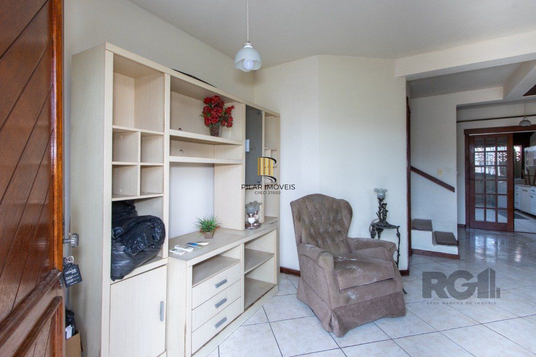 Casa em Condomínio na Zona Sul, no bairro Hípica, com 2 dormitórios, living para dois ambientes, cozinha mobiliada, lavabo