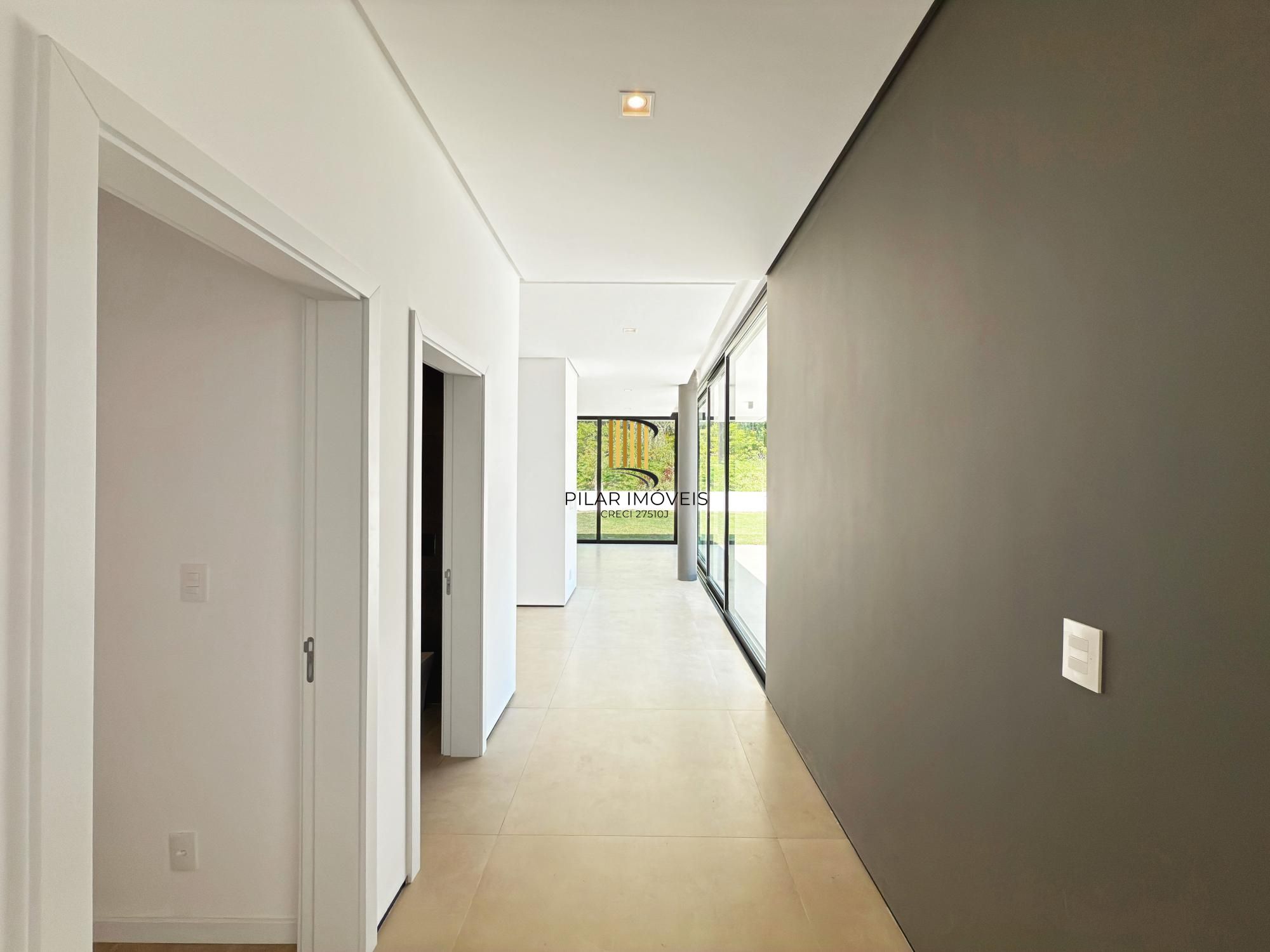 A casa conta com 434m2 de área construída, mas com um aproveitamento total dos 1.012m2 do lote