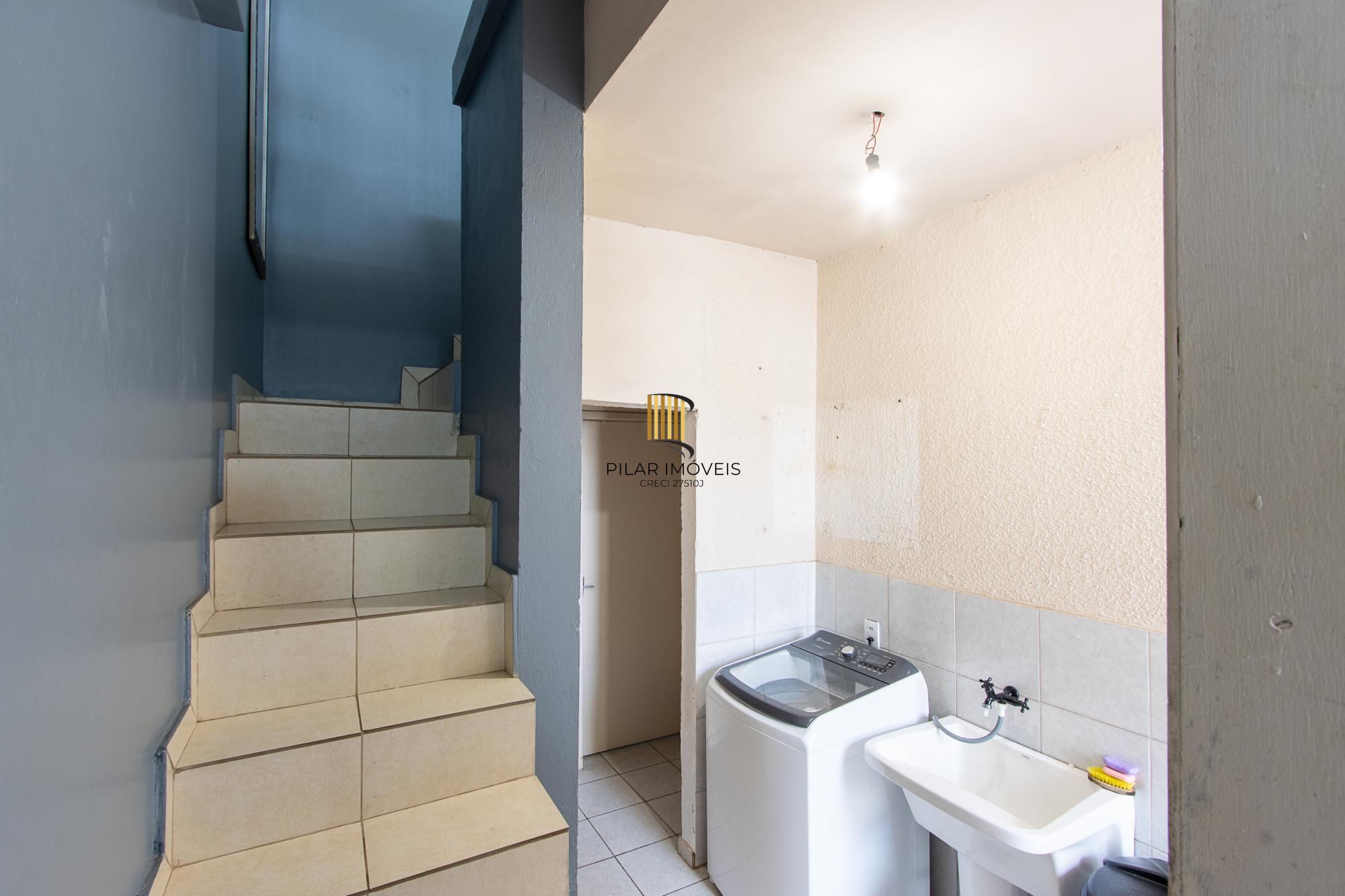 Casa de 4 dormitórios, 2 suítes, piscina, pátio e 2 vagas de garagem.