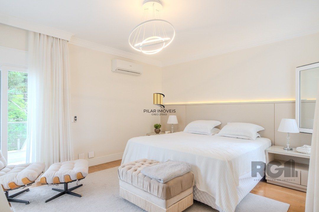 Casa semimobiliada e possui 3 suítes (sendo 1 delas master com closet e hidro)