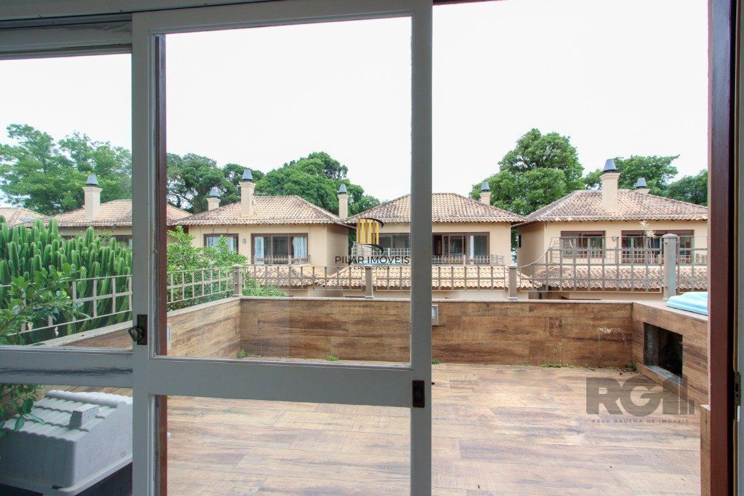Casa com 327m² de área privativa, oferecendo 3 dormitórios, sendo 3 suítes