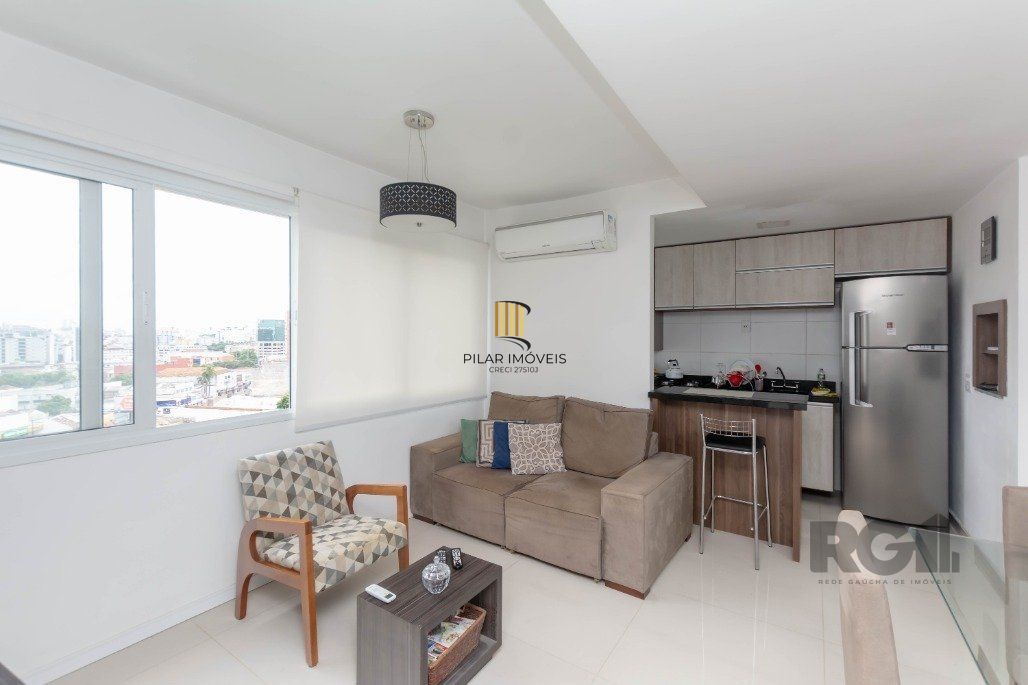 Apartamento andar alto que possui 2 dormitórios, sendo 1 súite, living para 2 ambientes, cozinha mobiliada, banheiro auxiliar