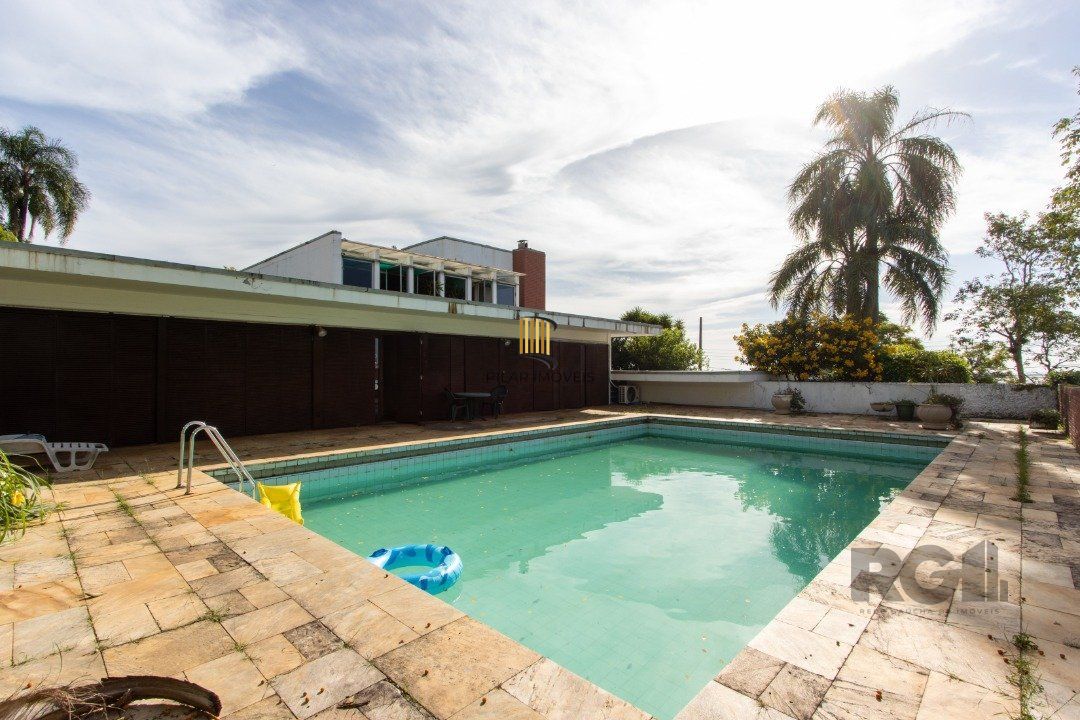 Casa com 724 m² privativos, 4 dormitórios sendo 4 suítes, 6 vagas sendo 3 cobertas