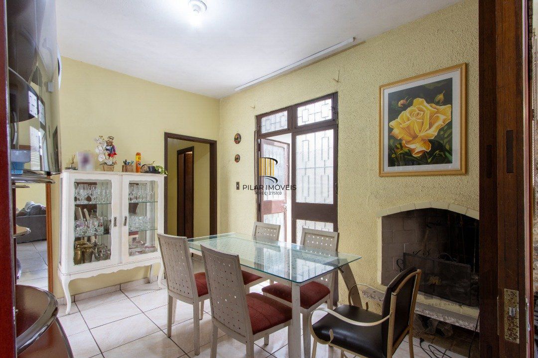 Casa térrea, 3 quartos, 2 banheiros, com pátio no Bairro Cavalhada