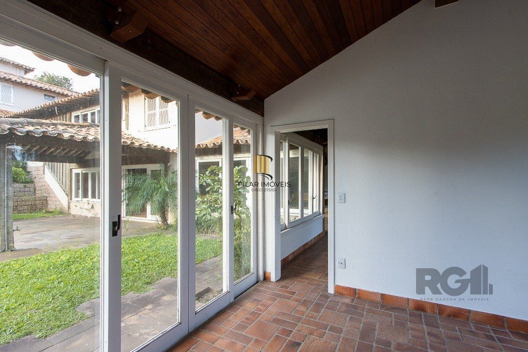 Casa Condomínio a Venda - 880m², 5 dormitórios, sendo 2 suítes, a master com lareira, 4 vagas - Cavalhada