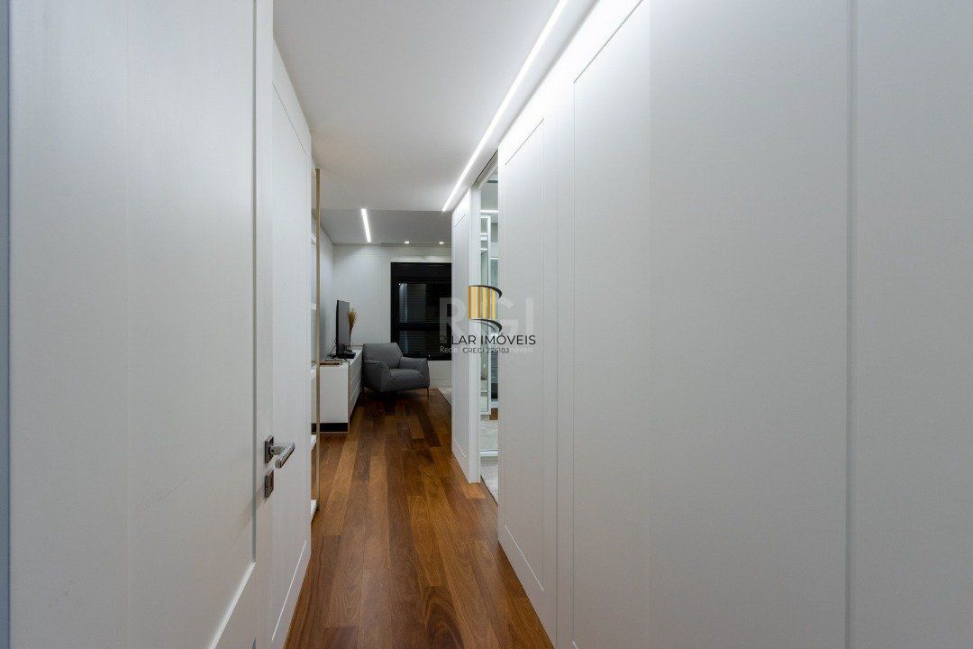 Apartamento mobiliado, com cerca de 256,42m² privativos e com 3 suítes,