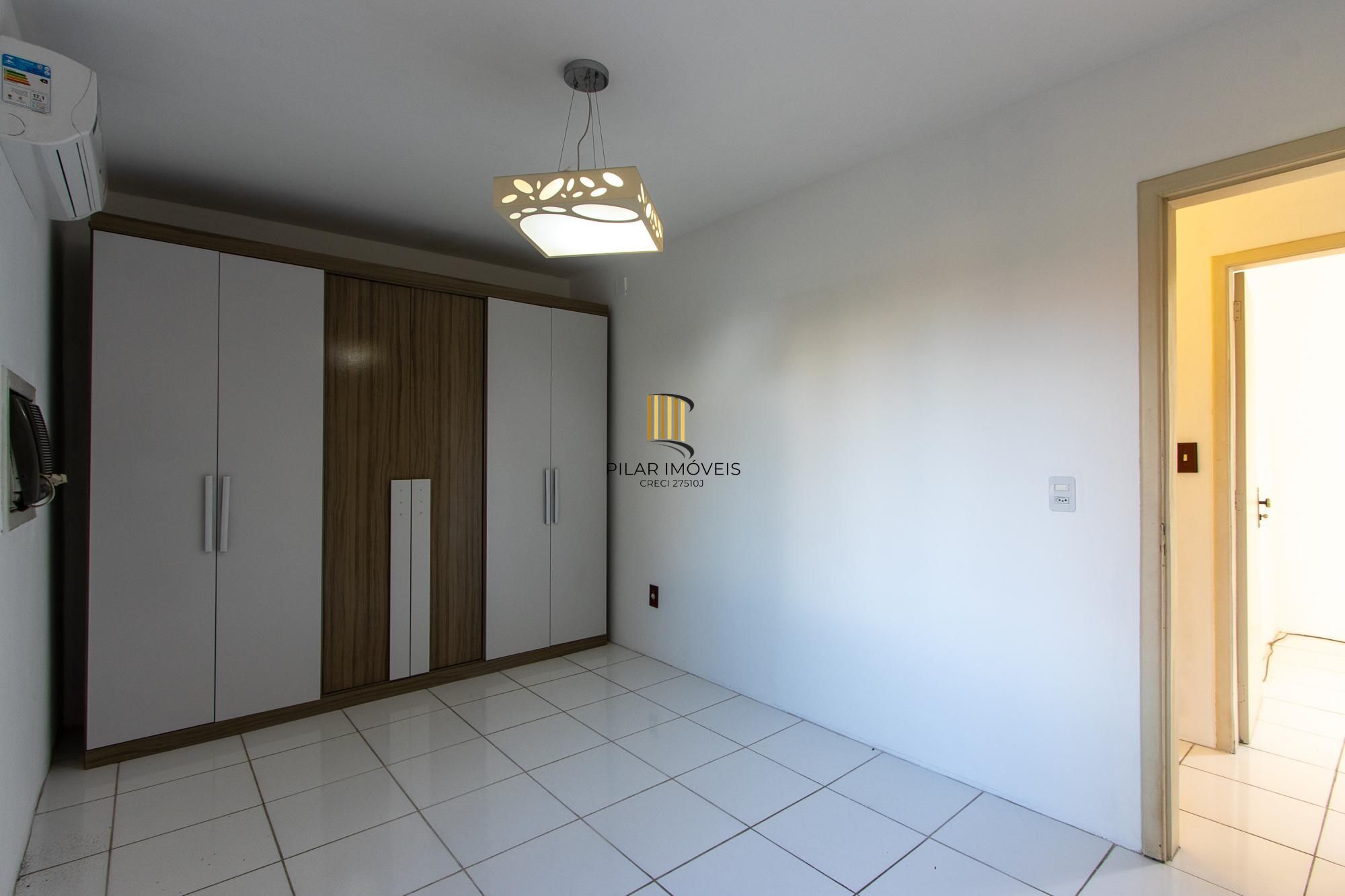 Casa de condomínio, 3 dormitórios, 1 suíte, 1 vaga coberta, no bairro Cristal.