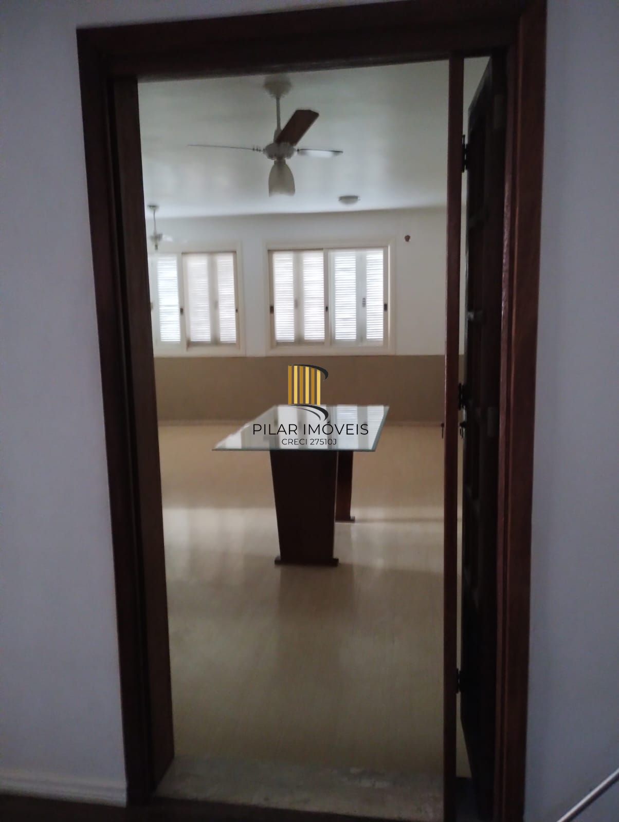 Excelente Casa com 03 suítes + Apto nos fundos com 01 Dor. Garagem 3 carros