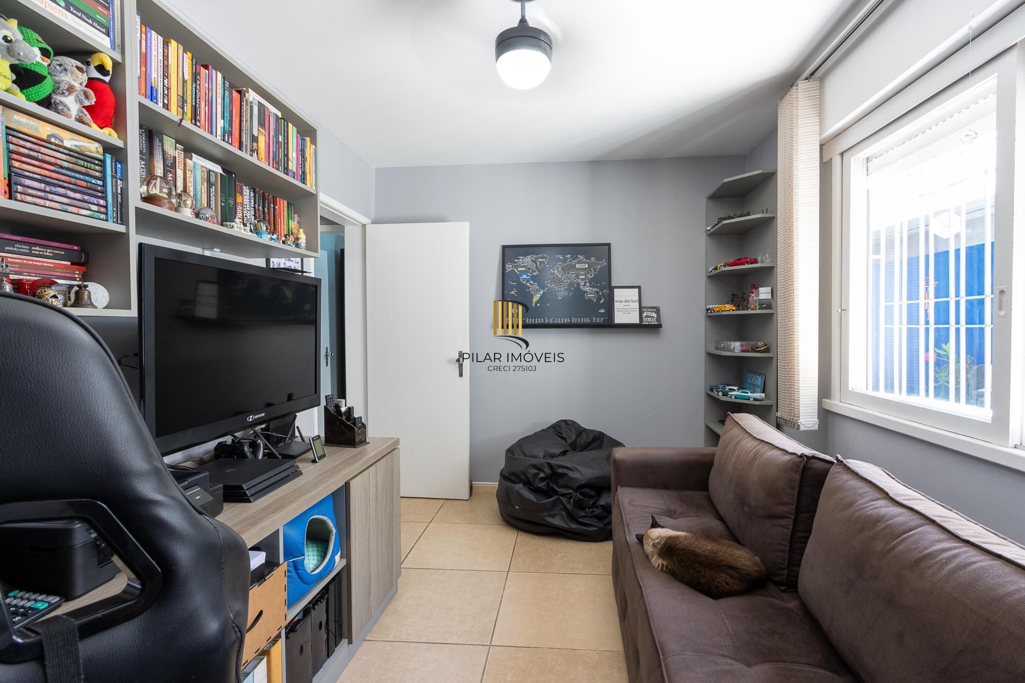 Casa de alvenaria, 4 dormitórios, 2 suítes, bairro Cristal.