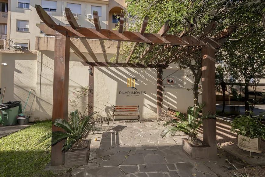 Apartamento de 2 quartos, no Bairro Tristeza, semi-mobiliado, com vaga escriturada.
