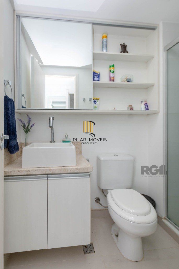Apartamento andar alto que possui 2 dormitórios, sendo 1 súite, living para 2 ambientes, cozinha mobiliada, banheiro auxiliar