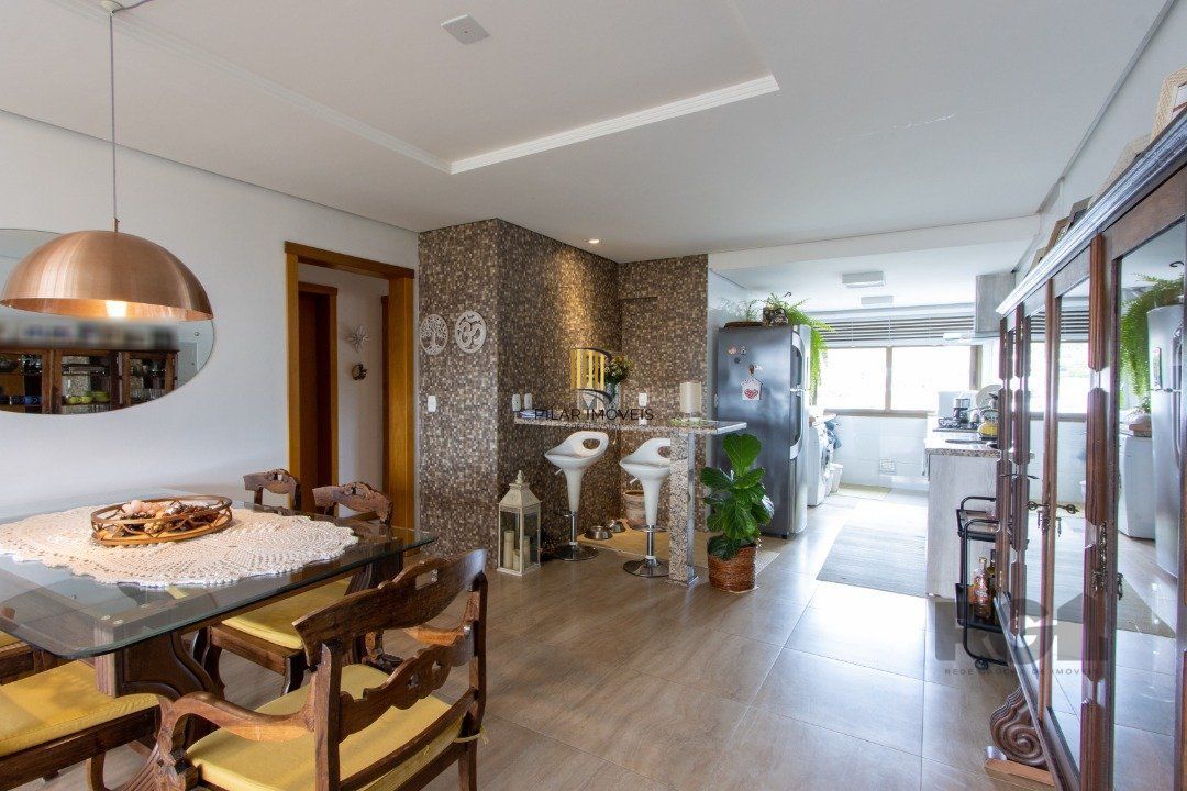Apartamento possui 3 dormitórios, sendo 1 suíte, semi-mobiliado, com 107,27m² de área privativa, living para 2 ambientes, espaço gourmet com churrasqueira, cozinha com área de serviço; 2 vagas simples de garagem
