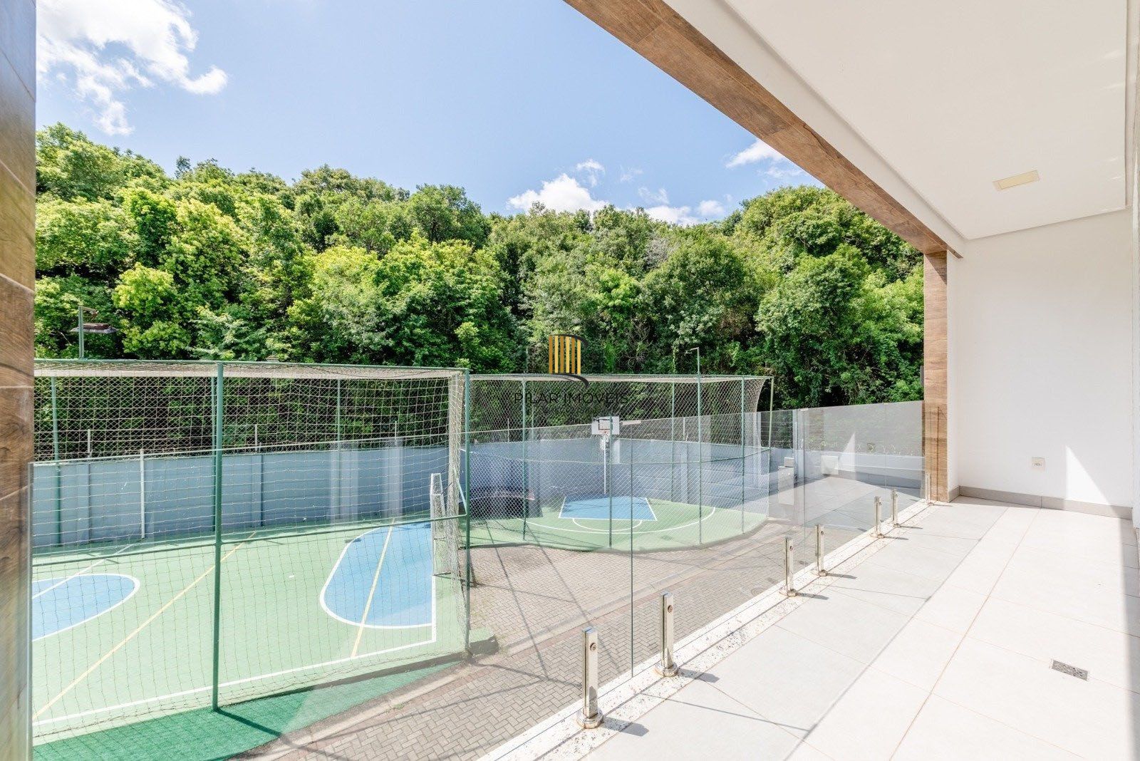 Casa em Condomínio com 228m² e 3 dormitórios, 1 suíte, 3 vagas no bairro Sarandi