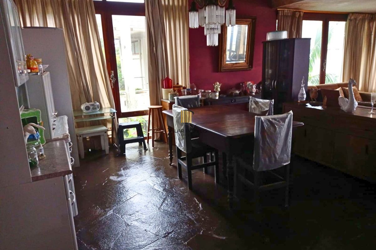 Casa com 5 dormitórios e 3 vagas no bairro Assunção