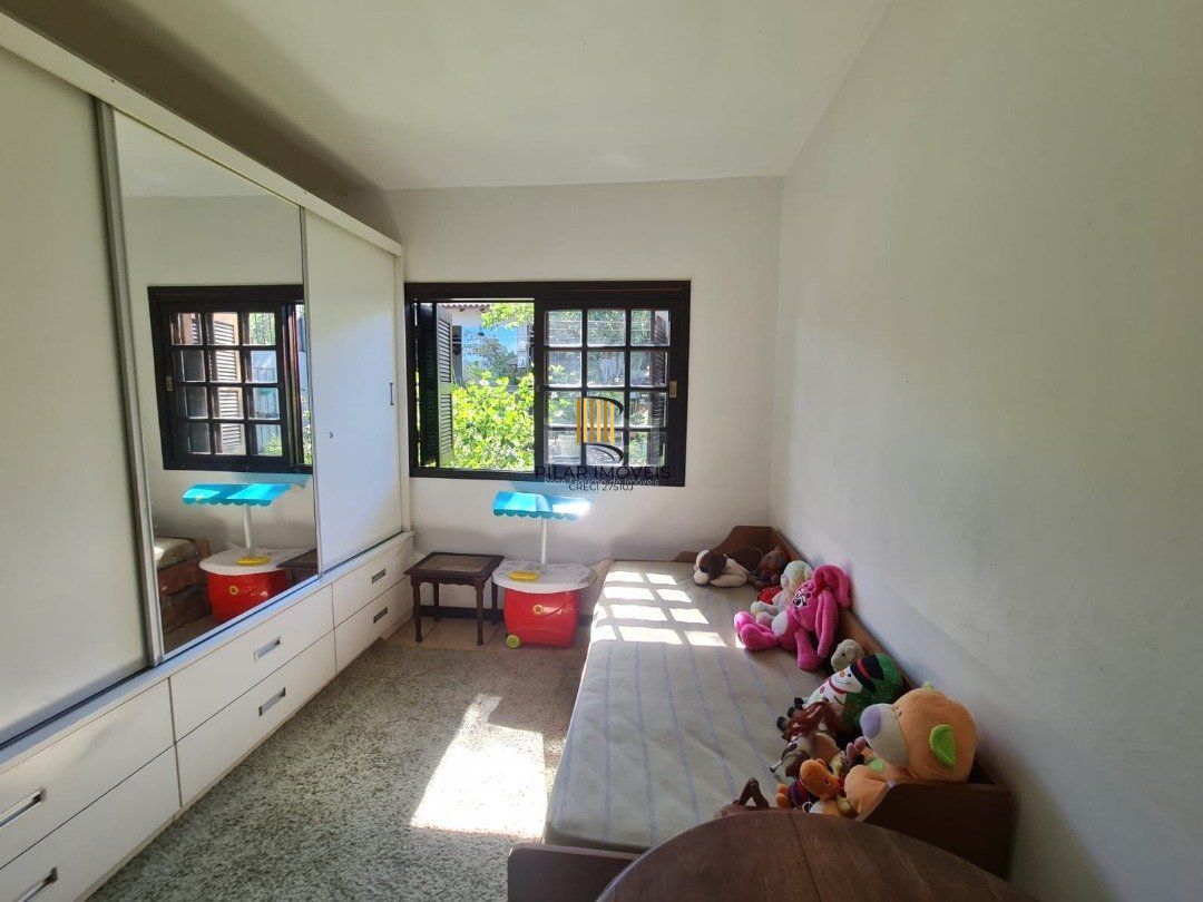 Casa em lindo terreno alto ao nível da rua medindo 10 × 32 onde consta uma residência térrea com 136m2 de área privativa,