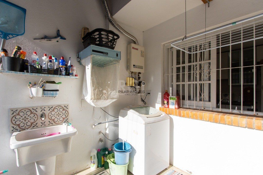 Casa 3 dormitórios no bairro Guarujá