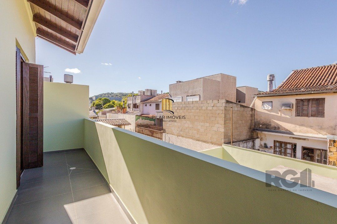 Casa 103m² - 3 dormitórios, 1 suíte, piscina, 2 vagas no bairro Hípica