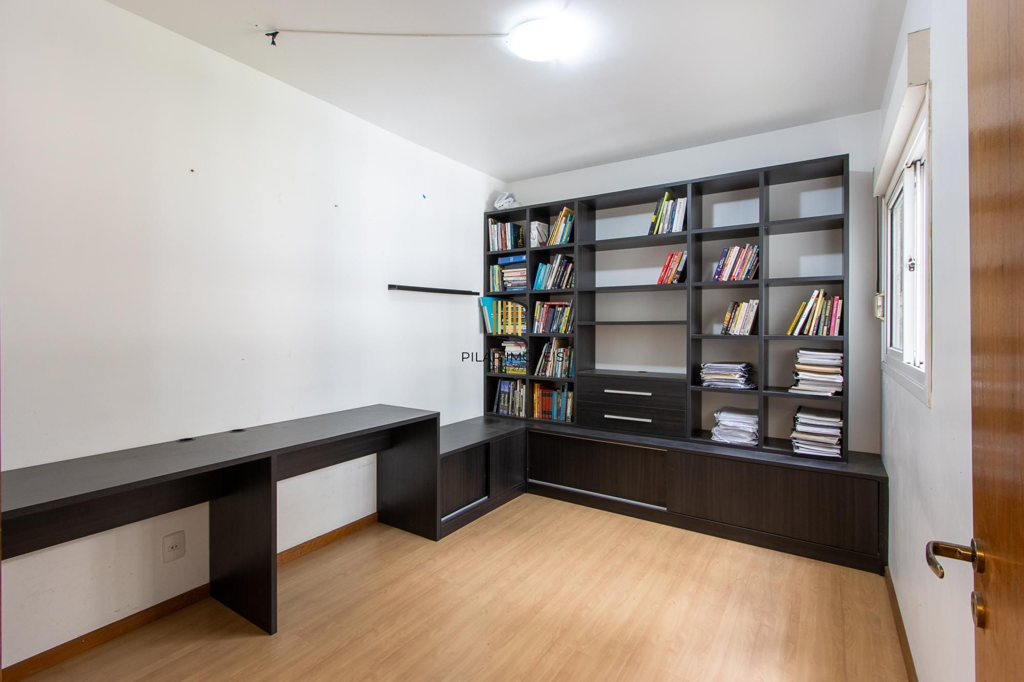 Apartamento com 2 dormitórios (reversível para 3) e 1 vaga escriturada  à venda no coração de Ipanema