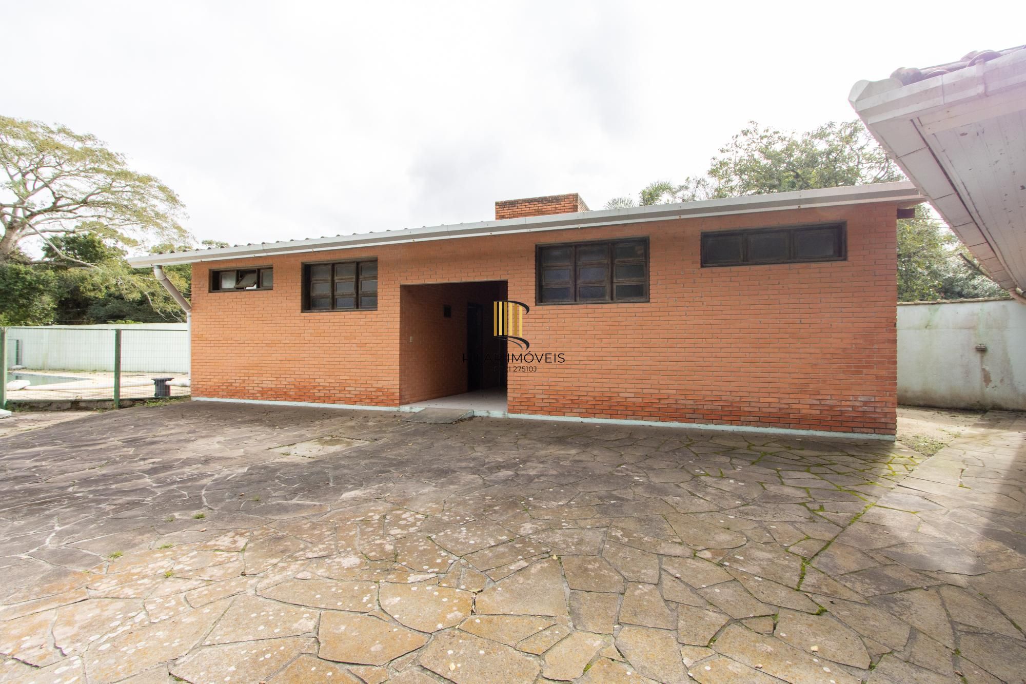 Terreno com edificações para múltiplos negócios lucrativos.