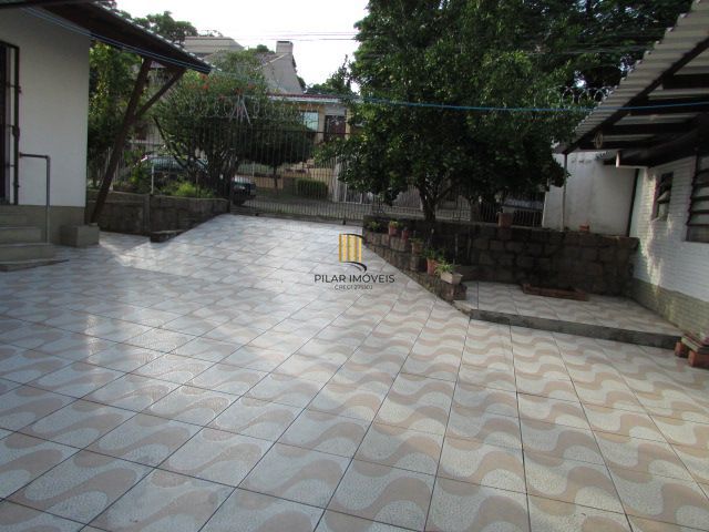 Casa térrea, com 3 dormitórios, 1 suíte, no bairro Nonoai.