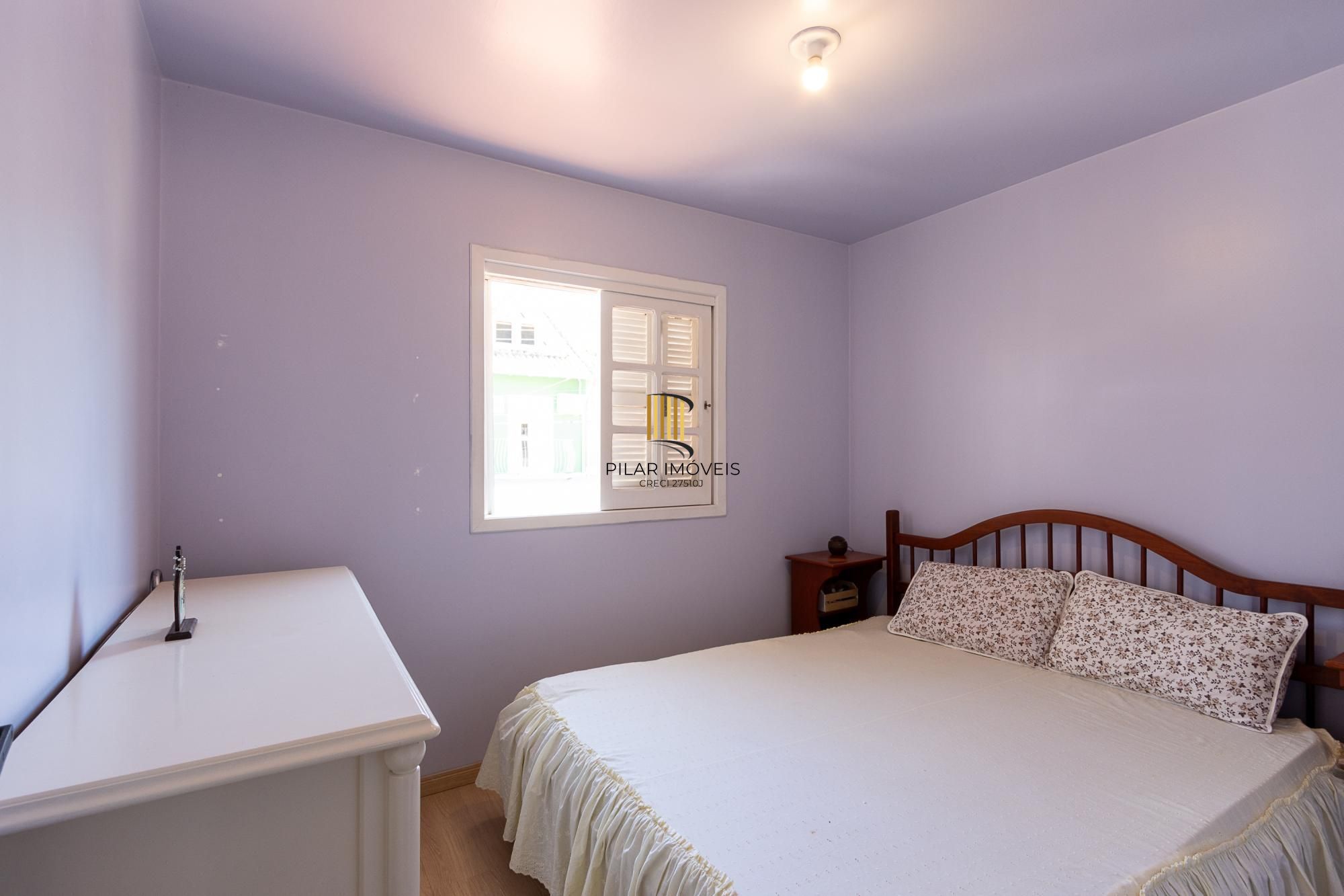 Casa de condomínio, de 3 dormitórios, 1 suíte e 2 vagas de garagem.