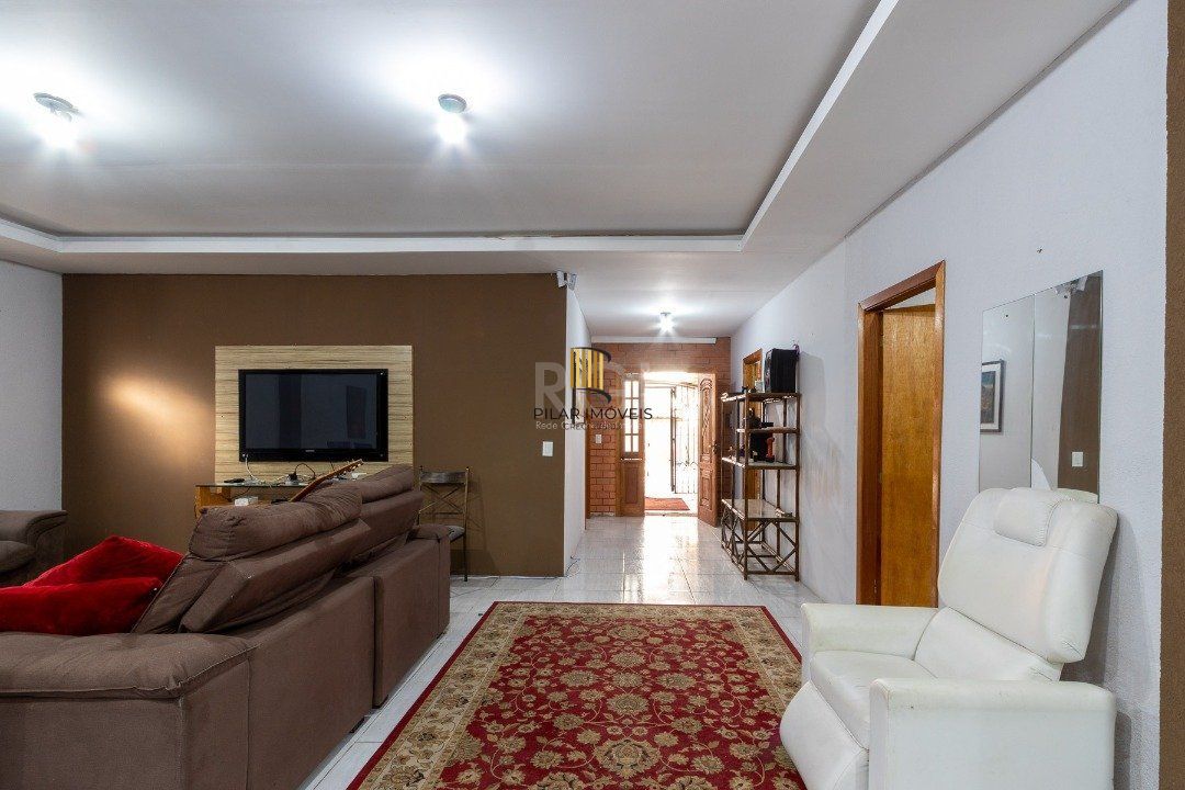 Sobrado para Venda - 300m², 3 dormitórios, sendo 1 suites, 3 vagas - Cavalhada