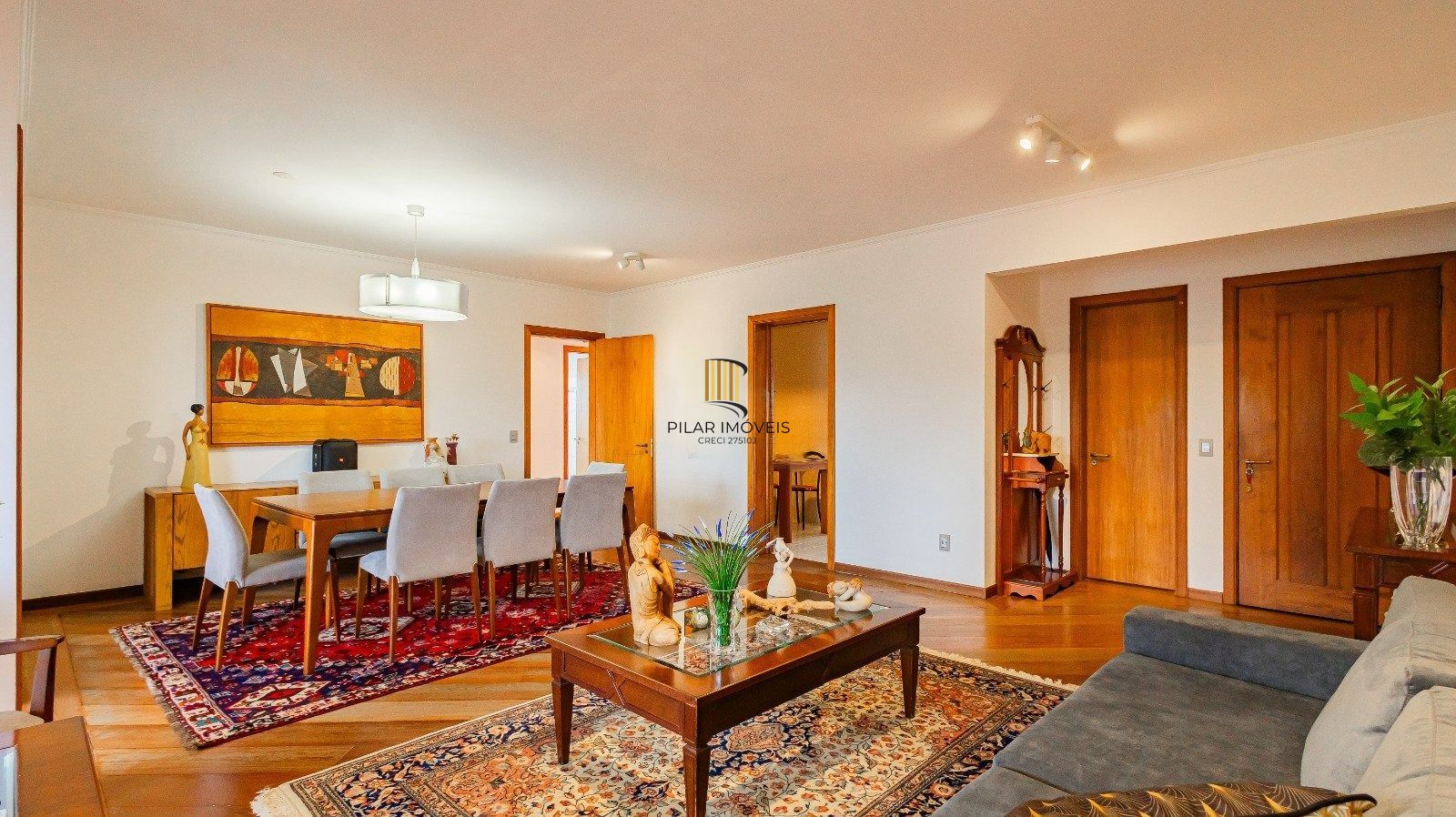Apartamento com três quartos e três vagas, no bairro Bela Vista