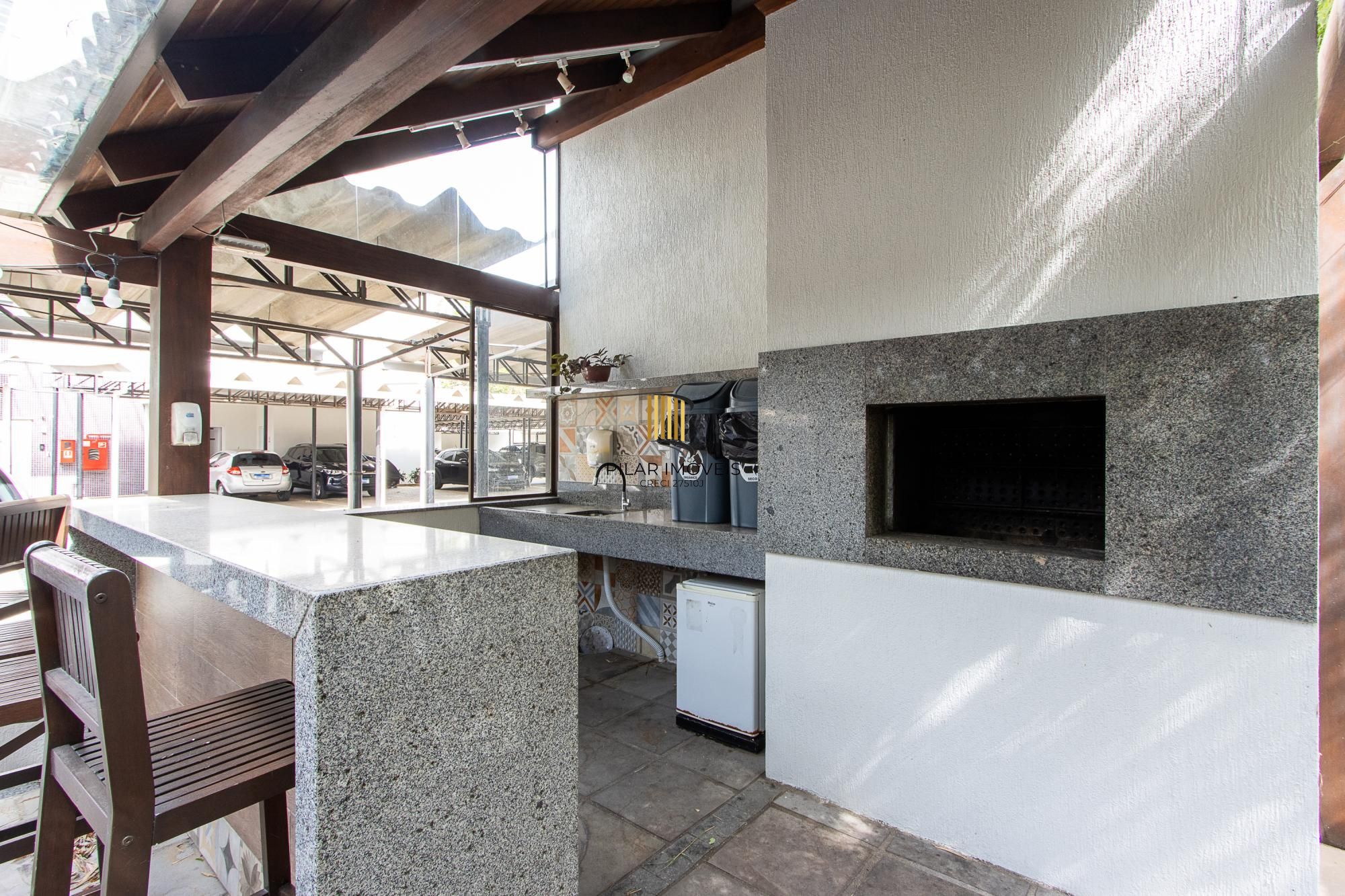 Apartamento de 2 dormitórios com suíte, churrasqueira e infraestrutura completa na Zona Sul de Porto Alegre.