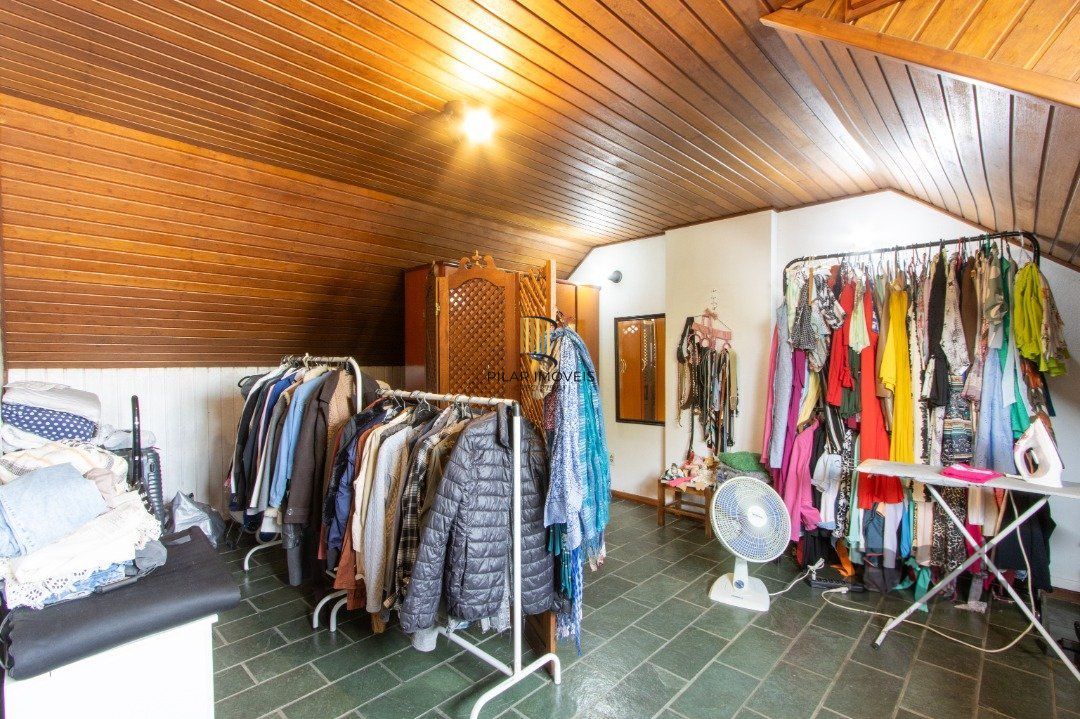 Casa de 3 dormitórios à venda na Tristeza - Zona sul de Poa.
