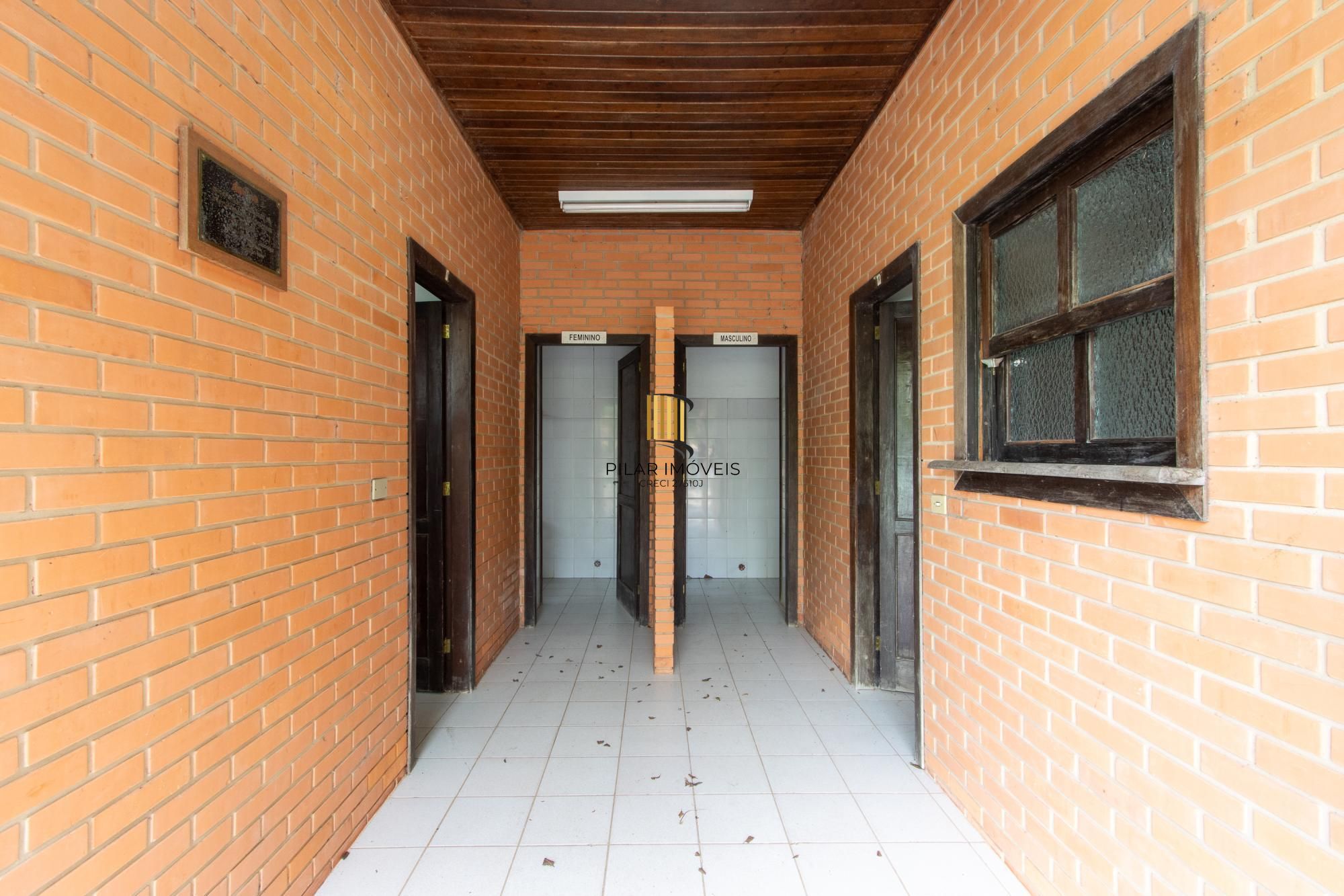 Terreno com edificações para múltiplos negócios lucrativos.