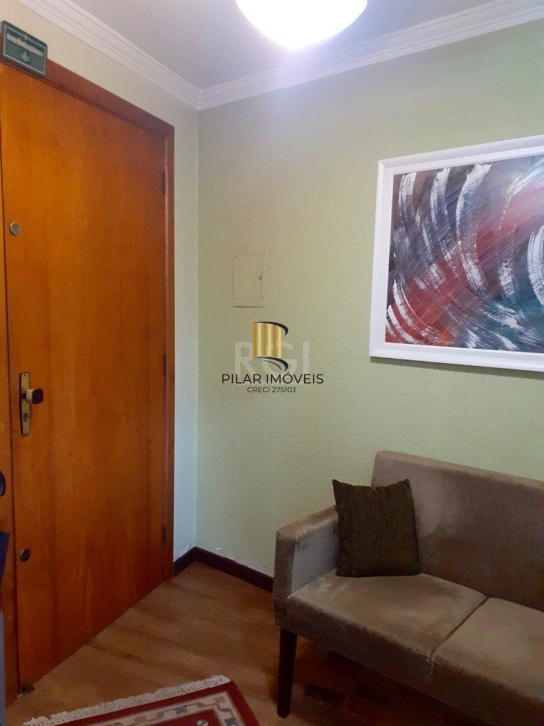 sala comercial com 39m² privativos com hall de espera, banheiro e  ampla sala/escritório com móveis sob medida.