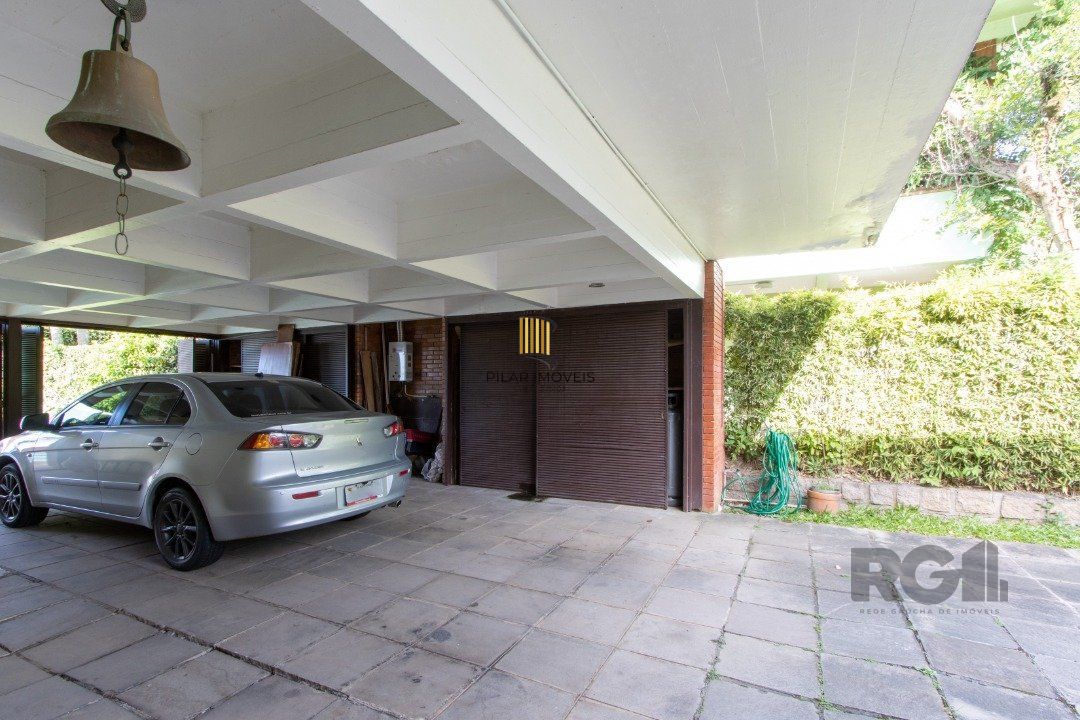 Casa com 724 m² privativos, 4 dormitórios sendo 4 suítes, 6 vagas sendo 3 cobertas