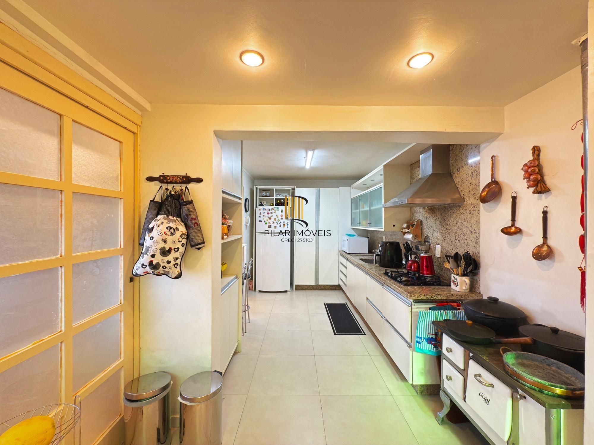 Casa em condomínio bairro Tristeza, com 185m² privativos.