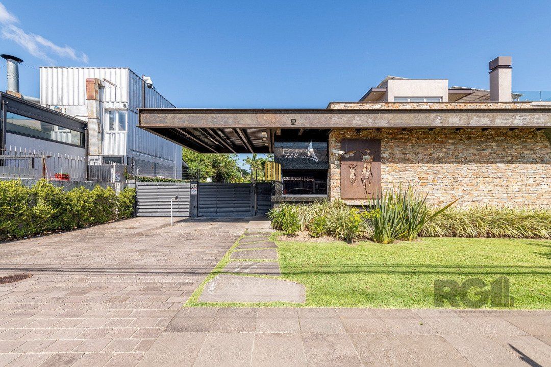 Casa em condomínio fechado beira de rio, de frente para o clube dos Jangadeiros. - Pilar Imóveis