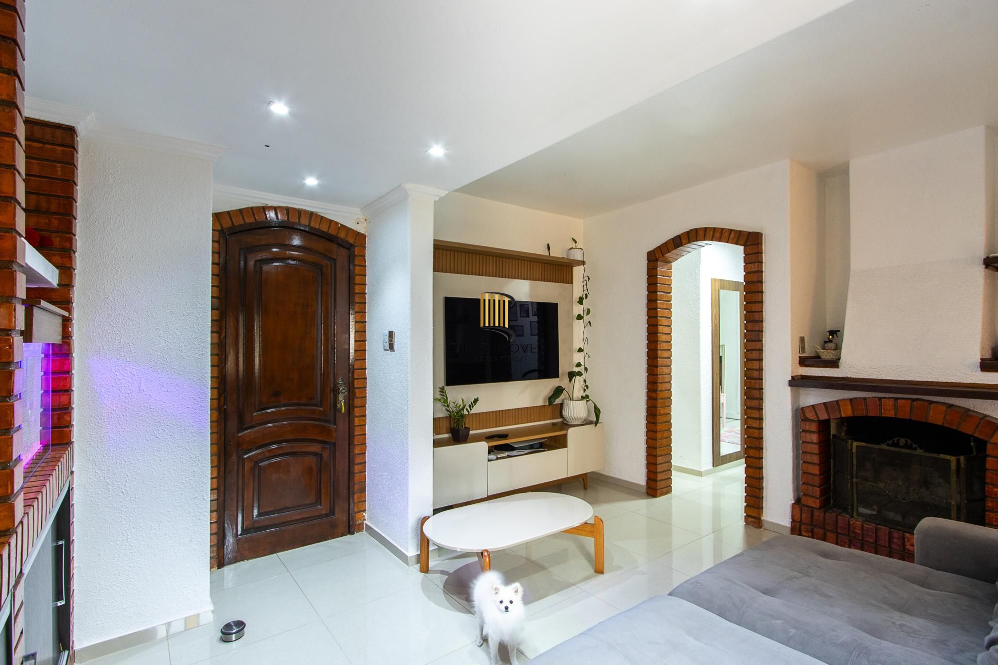 Casa de 4 dormitórios, 2 suítes, piscina, pátio e 2 vagas de garagem.