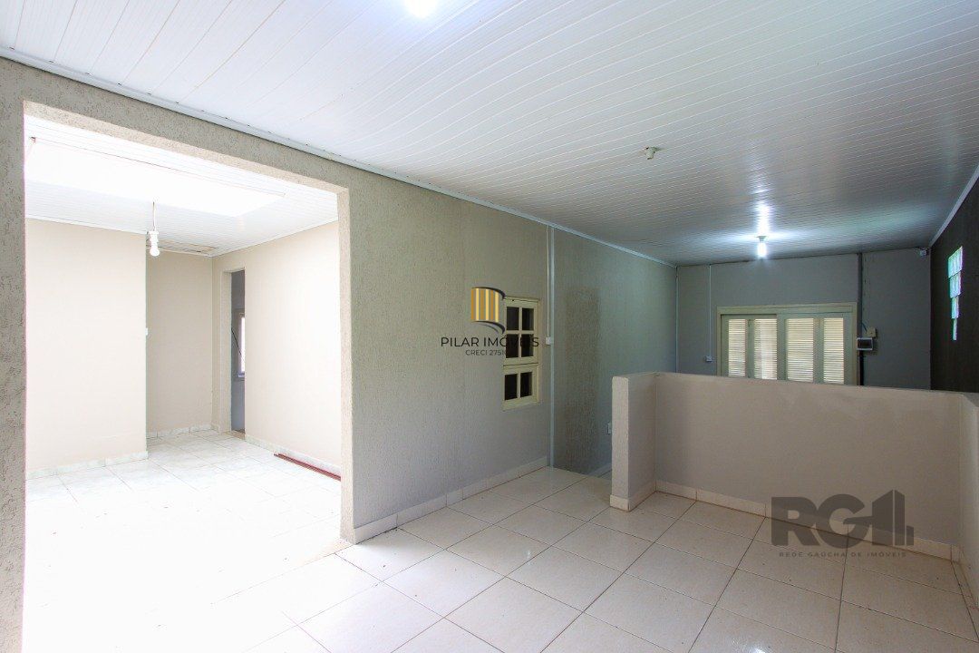 Casa com 109m² de área privativa, possui 02 dormitórios, living para 2 ambientes, cozinha, 2 banheiros