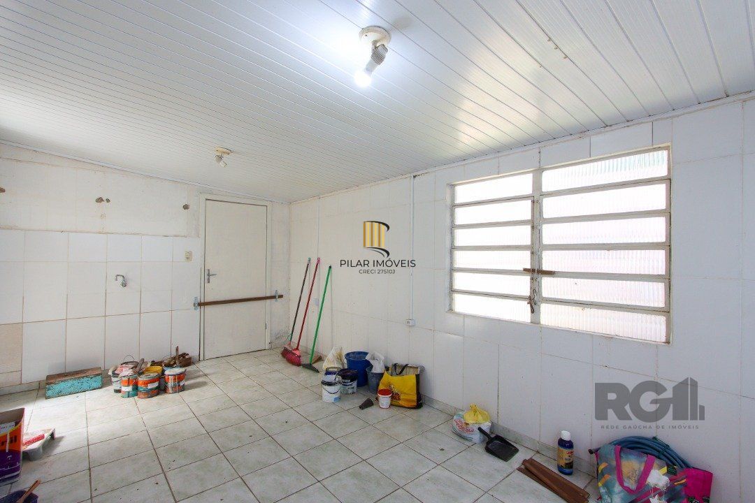 Casa com 109m² de área privativa, possui 02 dormitórios, living para 2 ambientes, cozinha, 2 banheiros
