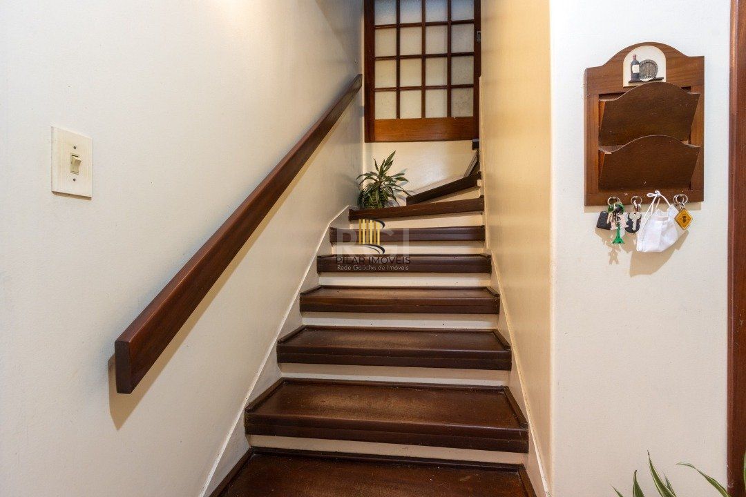 Sobrado com 345m² privativos, 3 suites, 2 vagas, churrasqueira. pátio com piscina - Bairro Cristal
