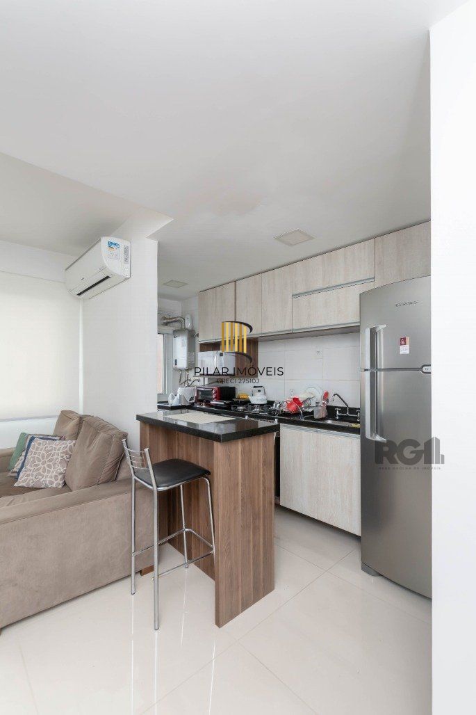 Apartamento andar alto que possui 2 dormitórios, sendo 1 súite, living para 2 ambientes, cozinha mobiliada, banheiro auxiliar