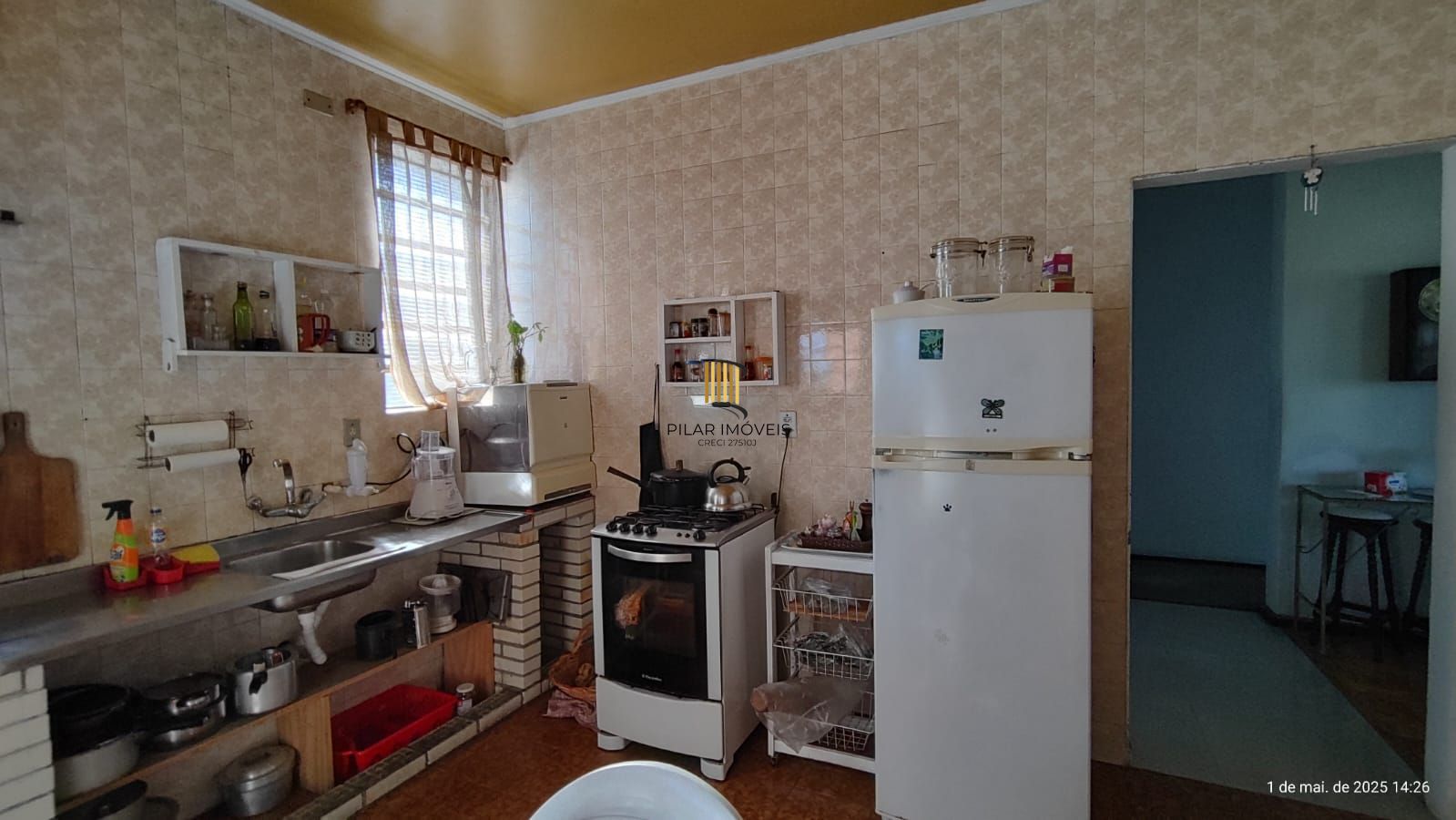 Apartamento de 4 dormitórios, 2 suítes, living amplo e arejado com sacada.