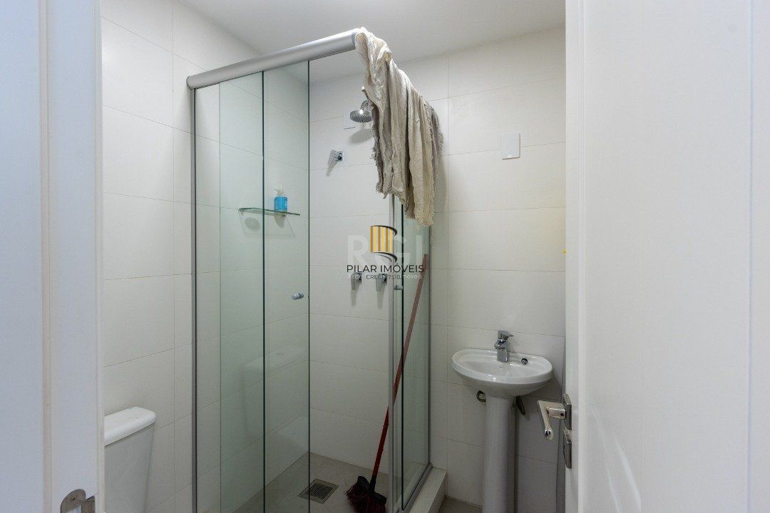 Apartamento mobiliado, com cerca de 256,42m² privativos e com 3 suítes,