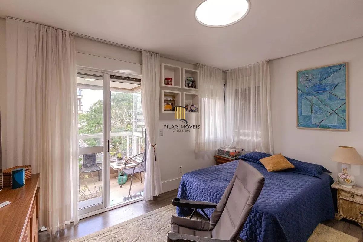 Apartamento com 3 dormitórios, 2 vagas e 231.61m² - Bairro Menino Deus